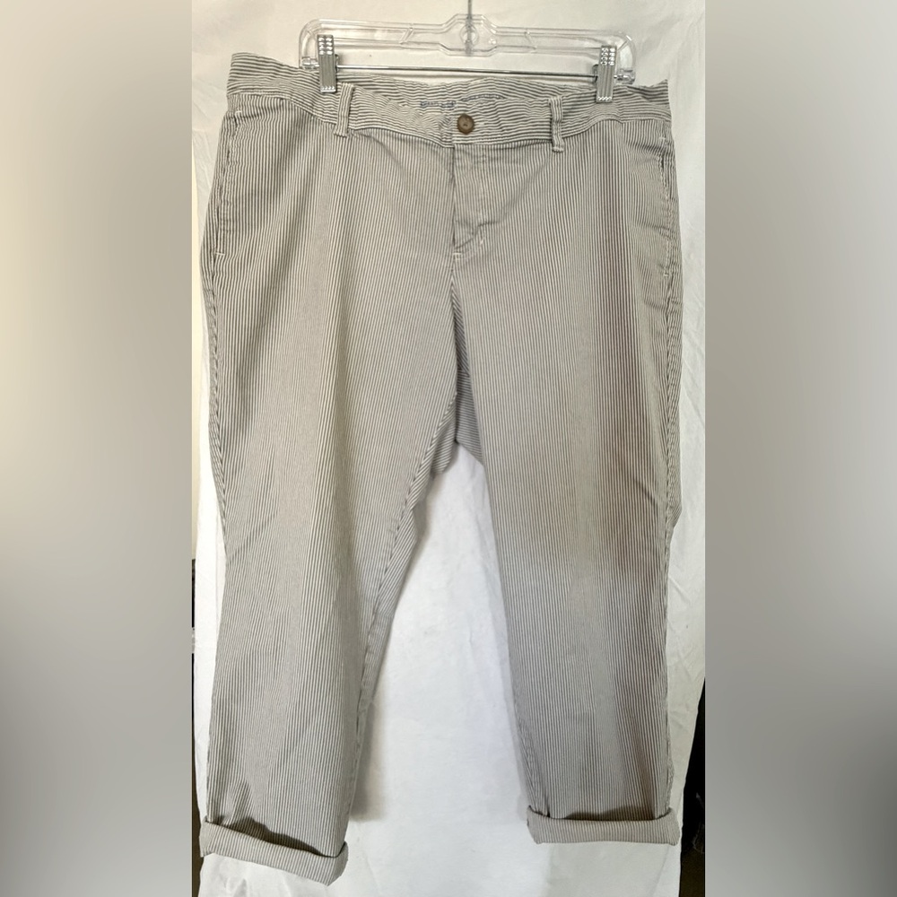 GAP Women's Black and White Striped Cropped Pants